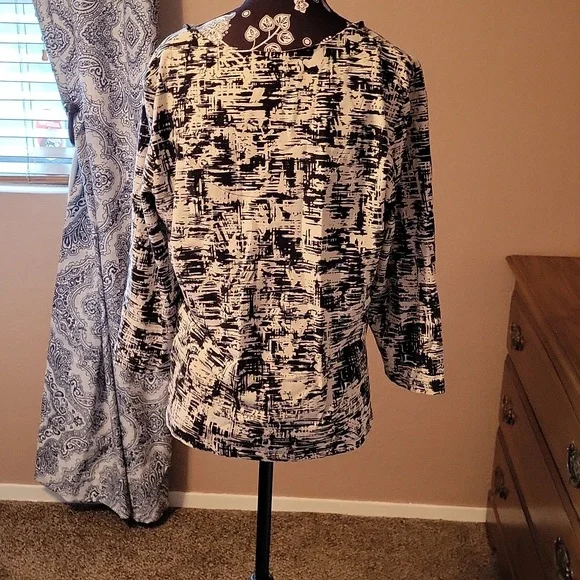 EUC Ruby Rd. Black/White Embellished Collar Top. Size Large - Picture 3 of 4